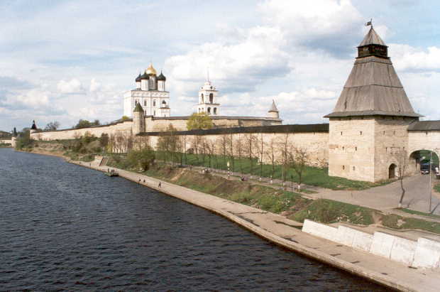 Вид на Кром с моста через р.Великую